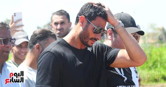 أداء صلاة الجنازة على جثمان والد محمد الشناوى حارس الأهلى.. فيديو