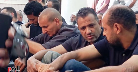 عماد النحاس وسامى قمصان يواسيان الشناوى قبل صلاة الجنازة على والده.. فيديو