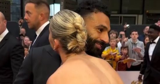 قبلة محمد صلاح وأليسيا ليست الأولى بين نجم ونجمة الدورى الإنجليزى.. فيديو