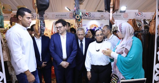 وزير الثقافة يتفقد معرض ديارنا للحرف التراثية ويشيد بمهارة الحرفيين