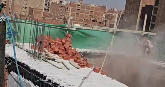 محافظة الجيزة تزيل عقارا مخالفا فى منطقة منشأة البكارى بحى الهرم.. فيديو