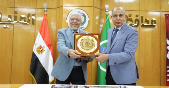 محافظ المنيا يناقش خطة تطوير "ميدان الشهداء" مدخل المنيا الشرقى عند كوبرى النيل العلوى