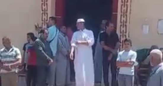 وصول جثمان والد محمد الشناوى استعدادا ًلأداء صلاة الجنازة.. فيديو
