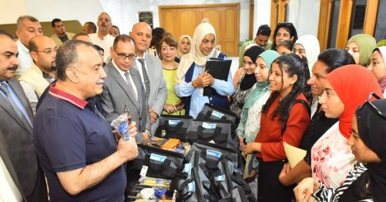 محافظ أسيوط يدعم أول تجربة لتدريب الفتيات على السباكة 