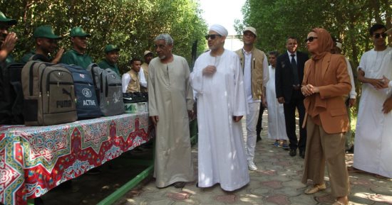 شيخ الأزهر يشارك التلاميذ فرحتهم خلال إطلاق بيت الزكاة حملة "إلى المدرسة".. صور 
