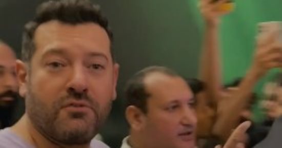 عمرو يوسف يشاهد فيلم درويش مع الجمهور ويلتقط صورا معهم.. صور