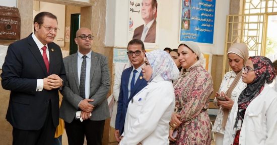 رئيس الهيئة العامة للتأمين الصحى يتفقد عيادة روز اليوسف الشاملة
