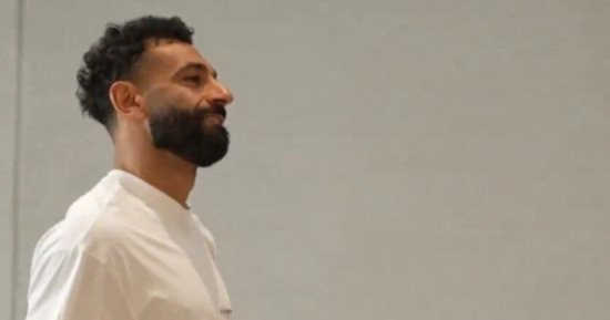 محمد صلاح يصل مقر تدريبات ليفربول مع جائزة الأفضل فى إنجلترا.. فيديو