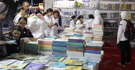 إقبال جماهيرى على معرض السويس الثالث للكتاب