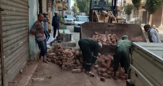 حملة لرفع الحواجز والمعوقات من الطريق العام وإيقاف بناء مخالف فى أبو الجود بالأقصر