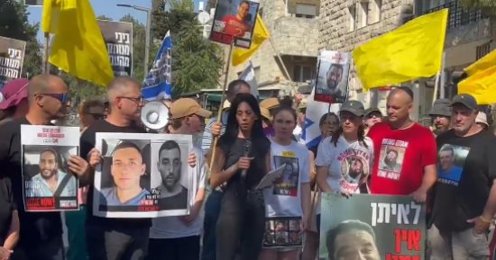 إسرائيليون من أمام مقر إقامة رئيس وزراء الاحتلال: نتنياهو سيقتل الرهائن فى غزة