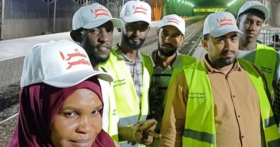 "شكراً مصر".. متطوعو مبادرة "الأشقاء" الجنود المجهولة فى مساعدة العائدين لوادى النيل.. مصريون وسودانيون يتنافسون لخدمة المسافرين للسودان على محطة السكة الحديد بالسد العالى.. توفير خدمات طبية وكراسى متحركة مجانا