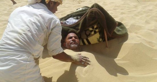 التداوى بالطبيعة ينعش موسم السياحة العلاجية فى واحة سيوة.. حمامات رمال جبل الدكرور أحد أسرار الطبيعة المتوارثة عن الفراعنة لعلاج أمراض العظام المزمنة.. تخفيف آلام الروماتيزم والروماتويد وآلام المفاصل لمدة عام
