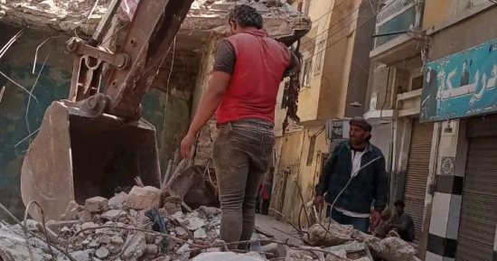 إزالة عقار آيل للسقوط فى مدينة بلبيس بالشرقية