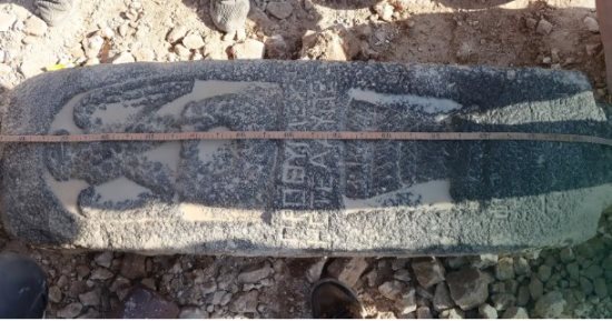 اكتشاف لوحة حجرية عمرها 2000 عام تحمل نقوشًا يونانية في سوريا