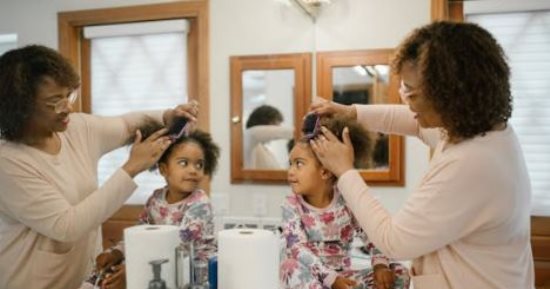 العناية بالشعر الكيرلى للأطفال.. 5 خطوات سهلة لروتين مثالى بأقل مجهود