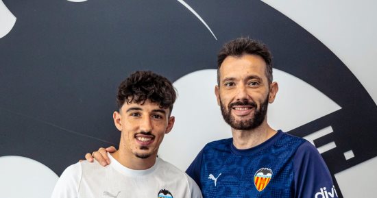 فالنسيا يعلن تمديد عقد مهاجمه دييجو لوبيز حتى 2029