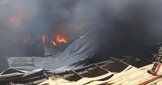 الدفع بـ7 سيارات إطفاء للسيطرة على حريق بمصنع لب الورق بإدفو