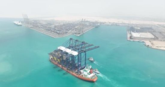 شركة هاتشيسون العالمية تحتفل بوصول أوناش عملاقة لميناء السخنة