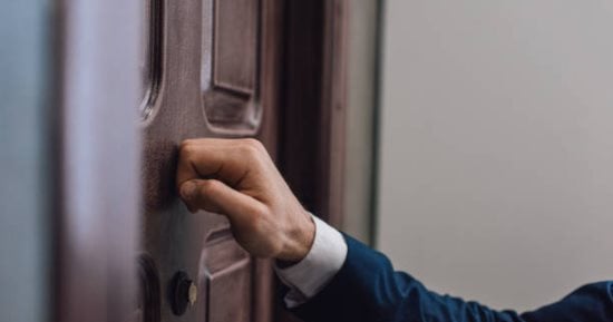 تفسير حلم الطرق على الباب.. خبر منتظر أو فرصة جديدة