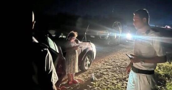 مشهد إنسانى فى السادات.. شرطة تنقذ أسرة وترافقها حتى الأمان
