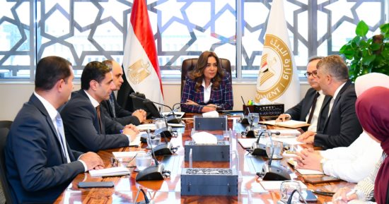 منال عوض توجه بضرورة العمل على تفعيل مبادرة الحد من الأكياس البلاستيكية أحادية الاستخدام