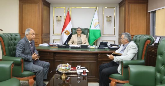 محافظ الجيزة يلتقى مساعد وزير الصحة لبحث دعم وتطوير المنشآت الطبية