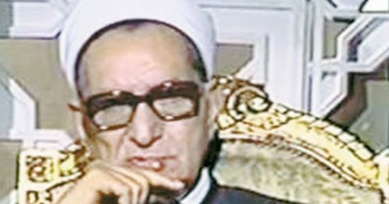 الشيخ الباقورى اصطحب زوجته للمسرح وأم كلثوم لعبت مع أحفاده ونجاة غنت فى بيته