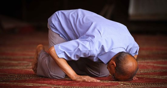 أنام عن صلاة الفجر.. فهل يصح تأديتها بعد شروق الشمس؟ وهل علي إثم؟