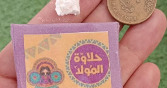 سمسمية وفولية كمان.. منى صممت حلوى المولد النبوى بحجم العملات المعدنية