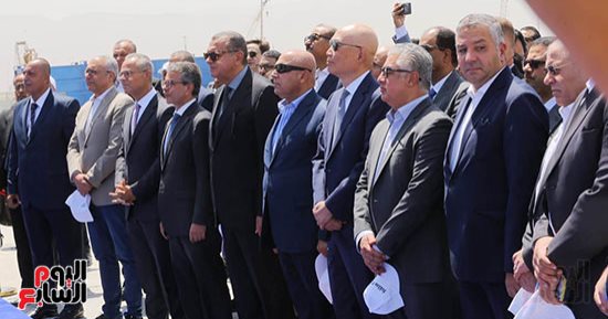وزير النقل يتفقد محطة هاتشيسون بميناء السخنة