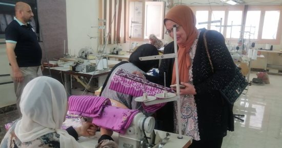 مديرية العمل بسوهاج تدرب الفتيات على صناعة الستائر والمفروشات وفساتين الأطفال