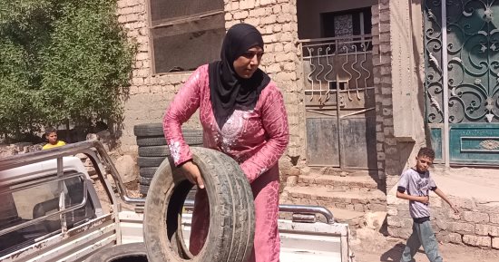 ملكة الكاوتش فى بنى سويف.. نورا أرملة تقود ربع نقل بعد وفاة زوجها.. تجمع الكاوتش من الفجر وتقطعه بمنشار أمام منزلها.. أم لـ4 أبناء تواجه تحديات السوق بين الرجال.. نجحت فى محو أميتها وحصلت على دبلوم.. فيديو وصور