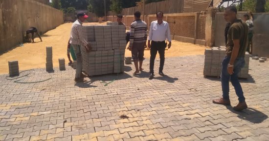 بدء رصف 120 شارعًا جديدًا فى مركز ومدينة البدرشين بالإنتر لوك.. صور