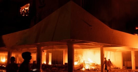 متظاهرون يضرمون النار فى أبنية للبرلمان بعدة أقاليم في إندونيسيا
