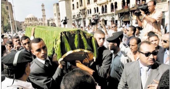 ظُلم المراسم والنياشين..  هل جاروا على سيّد الرواية العربية بمنحه جنازة رسمية وحرمانه من الوداع الشعبى كما يليق بحبيب البسطاء وصديق الشوارع والحارات؟.. والوداع الرسمى كان نوعا من التقدير من الدولة لمكانة الأديب