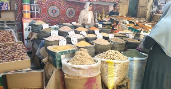 "العتاسة ودرب الأثر" عاصمة الياميش والعطارة بالغربية.. أكبر وأقدم أسواق المحافظة.. يقبل عليها المواطنون من جميع المراكز لشراء احتياجاتهم.. تشتهران بالعطارة والياميش ويشهدان زحاما كبيرا في رمضان والأعياد