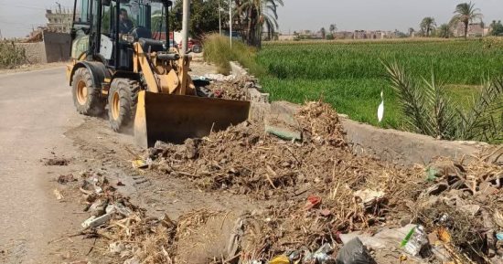 رفع 150 طن من القمامة والمخلفات الصلبة بـ 7 قرى فى سوهاج