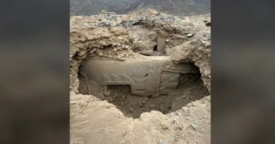 اكتشاف جدارية متعددة الألوان عمرها 3000 عام تحتوي على أسماك ونجوم في بيرو