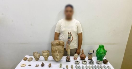 متحف أثرى.. الداخلية تضبط تاجرا فى المنيا بحوزته 577 قطعة أثرية.. صور