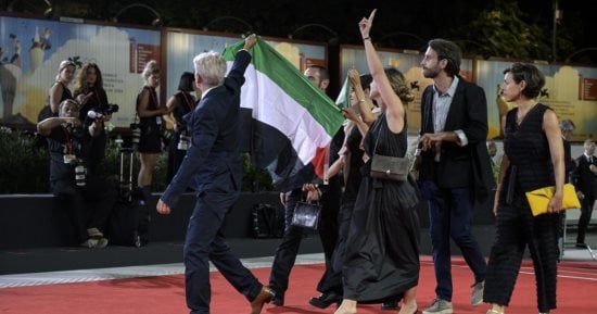 غزة فى قلب مهرجان فينسيا السينمائي بدورته الـ 82.. علم فلسطين على السجادة الحمراء وشارات "فلسطين حرة" تجوب أروقة المهرجان.. ونجوم إيطاليا يدينون ممارسات الاحتلال الإسرائيلي وسياسة التجويع داخل القطاع.. صور
