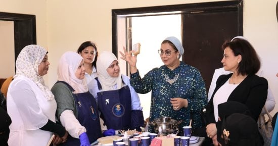 أمل عمار تتفقد أنشطة المجلس القومي للمرأة المقامة بمدينة شلاتين.. صور