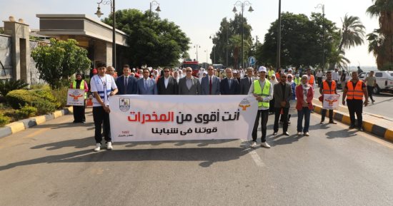 محافظ بنى سويف يُطلق شارة بدء المسيرة الرياضية للتوعية بأضرار ومخاطر الإدمان