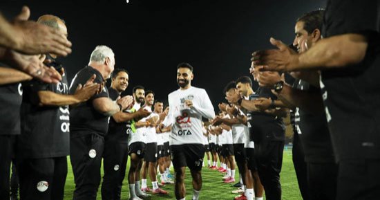 ممر شرفي من منتخب مصر لمحمد صلاح أفضل لاعب في إنجلترا .. فيديو وصور 