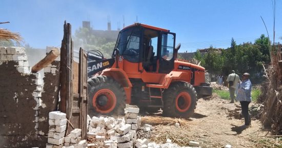 مدينة أرمنت تزيل 9 تعديات فى المهد وتسترد 7 حالات غير جادة.. صور