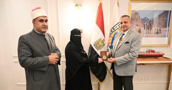 محافظ جنوب سيناء يكرم سيدة لتبرعها ببناء مسجد بمدينة الطور