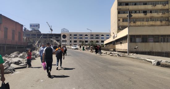 محافظة القاهرة تخلى ميدان رمسيس خلال أيام.. نقل سيارات الأقاليم لموقف أحمد حلمى والخطوط الداخلية للموقف متعدد الطوابق.. وتوفير بدائل للباعة بالمول التجارى وهدم عمارة السكة الحديد لتوسيع كوبرى أكتوبر.. صور