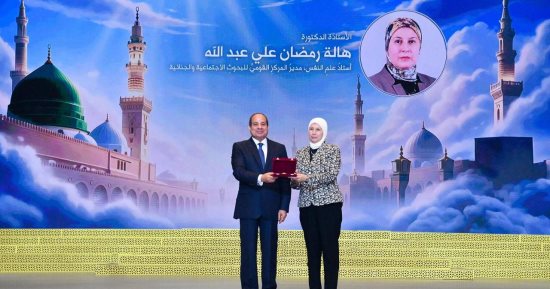 وزيرة التضامن تهنئ مديرة مركز البحوث الاجتماعية بعد تكريم الرئيس السيسى لها
