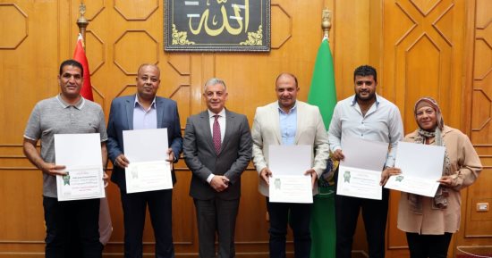 محافظ الإسماعيلية يكرم المشاركين فى مهرجان المانجو 