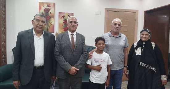 وكيل تعليم الإسماعيلية يكرم الطالب على صالح صاحب الموهبة الفريدة فى الحساب السريع